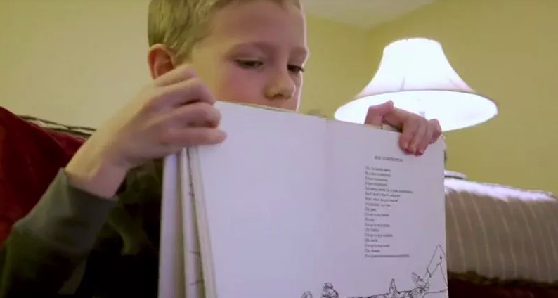 garotinhos lê poema para sua avó em quarentena