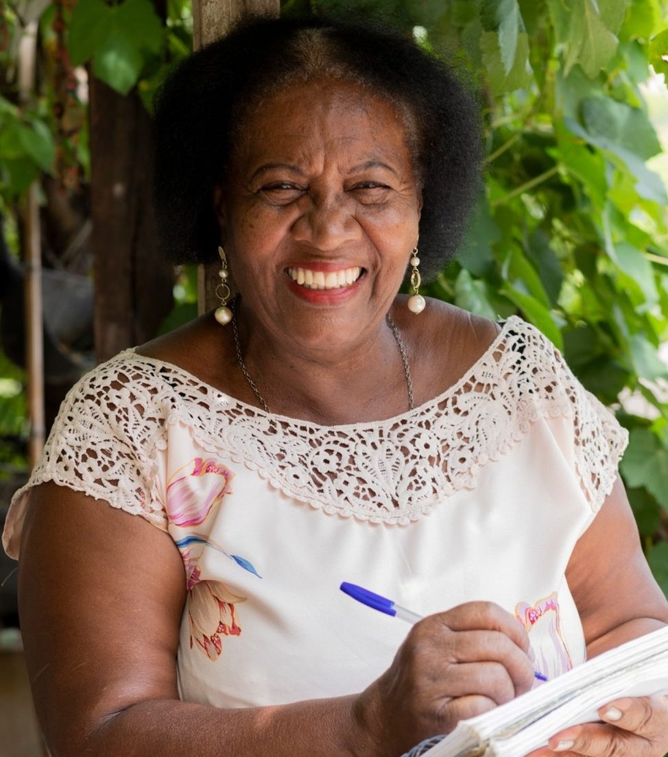 Idosa de 76 anos lança livro de poesia após aprender a ler