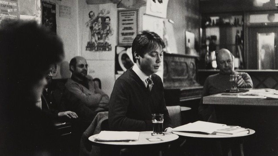 Um passeio pela história: fotos do Clube de Poesia Durham Colpitts nos anos 80