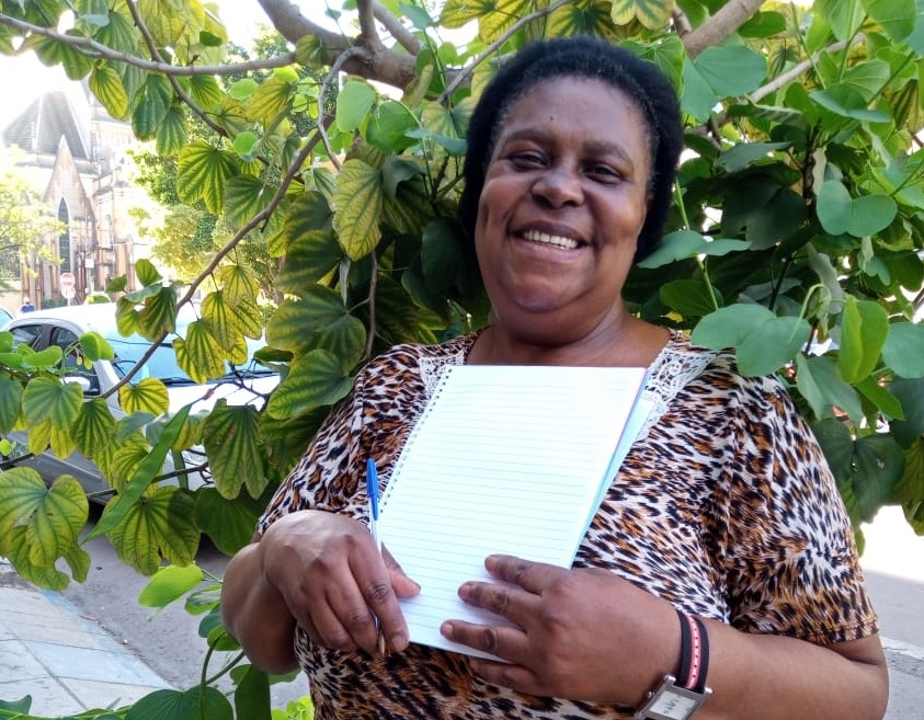 Aos 50 anos, faxineira aprende a ler e a escrever e vence concurso de poesia