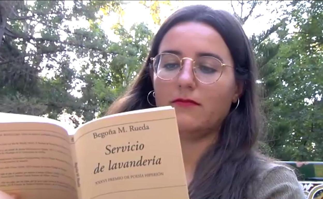 Lavandeira espanhola vence prêmio de poesia com histórias "ocultas"